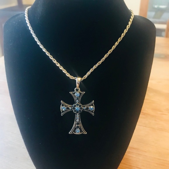 Jewelry - Beautiful cross necklace